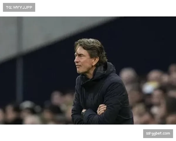 终场哨响，马竞主帅西蒙尼与每一位后卫击掌致敬